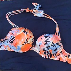 Victoria’s Secret bombshell swim top
